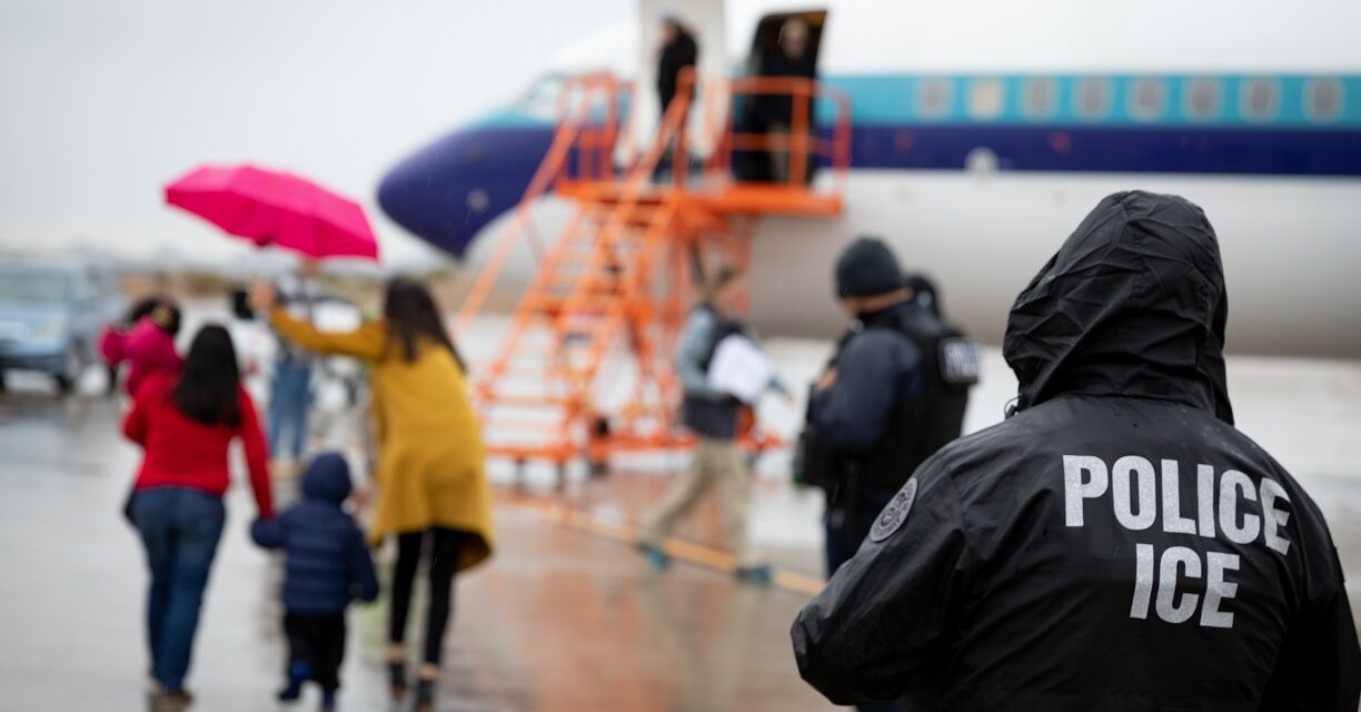 Biden’s ‘Secret’ Flights of Migrants Debunked as a Routine Part of the US Immigration System